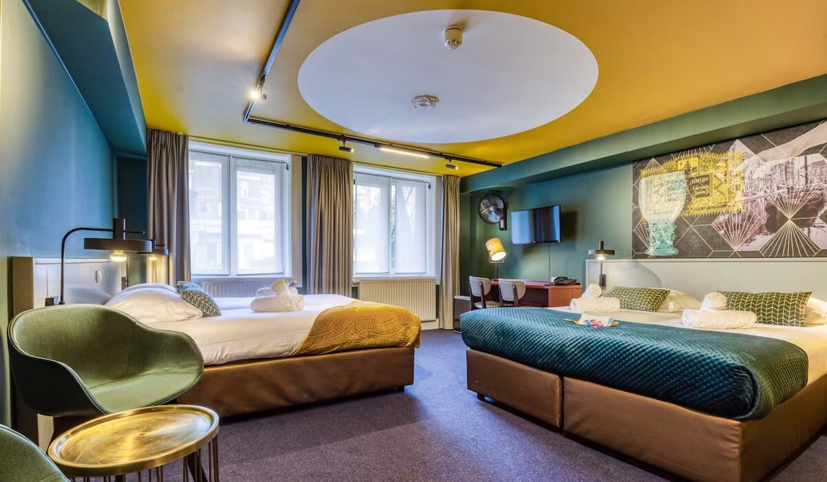 Hotel Alexander - Camera cvadruplă este spațioasă și funcțională, oferă 22–26 m² cu patru paturi single sau o combinație de pat dublu și paturi single, baie privată, duș sau cadă, Wi-Fi și TV prin satelit.