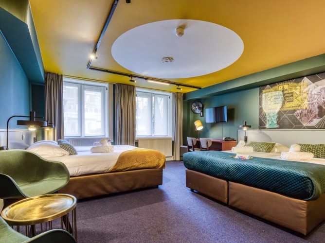 Hotel Alexander - Camera cvadruplă este spațioasă și funcțională, oferă 22–26 m² cu patru paturi single sau o combinație de pat dublu și paturi single, baie privată, duș sau cadă, Wi-Fi și TV prin satelit.