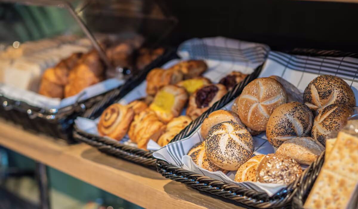 Hotel Alexander - Micul dejun tip bufet include pâine integrală, albă, cu cereale și chifle dulci, alături de gemuri, mezeluri, brânzeturi, fructe proaspete și băuturi calde și reci.