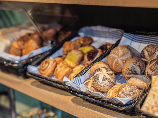 Hotel Alexander - Micul dejun tip bufet include pâine integrală, albă, cu cereale și chifle dulci, alături de gemuri, mezeluri, brânzeturi, fructe proaspete și băuturi calde și reci.