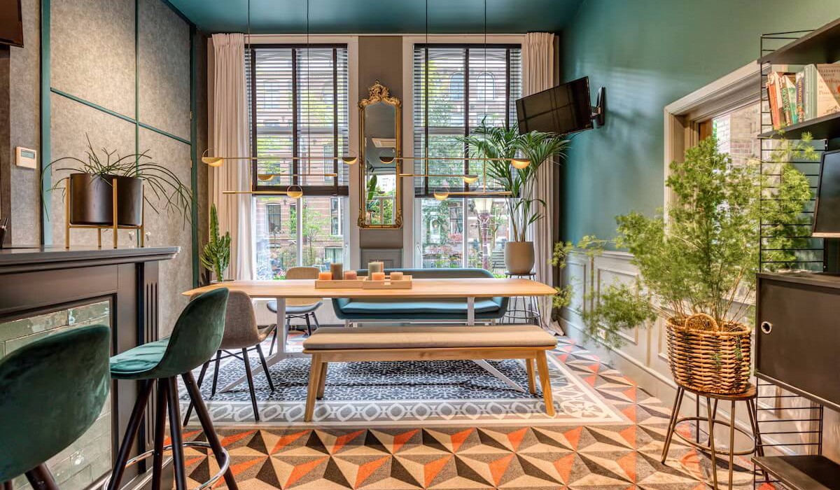 Hotel Alexander - Holul Hotelului Alexander este luminos și confortabil, cu mobilier esențial și detalii atent alese – ideal pentru relaxare la sosire sau înainte de a explora Amsterdamul.