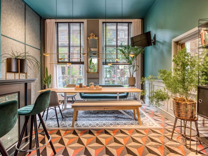 Hotel Alexander - Holul Hotelului Alexander este luminos și confortabil, cu mobilier esențial și detalii atent alese – ideal pentru relaxare la sosire sau înainte de a explora Amsterdamul.