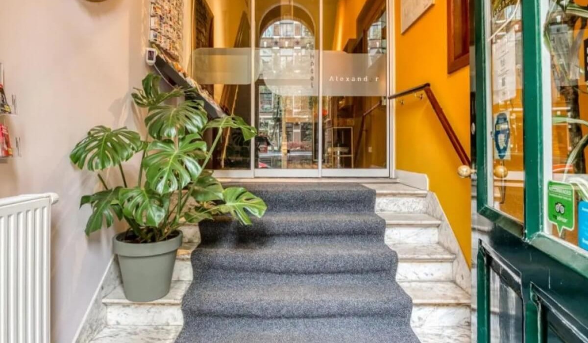 Hotel Alexander - Intrarea Hotelului Alexander este sobră și elegantă, cu o fațadă tipic olandeză și o ușă primitoare ce deschide spre o recepție caldă, cu o atmosferă familială.