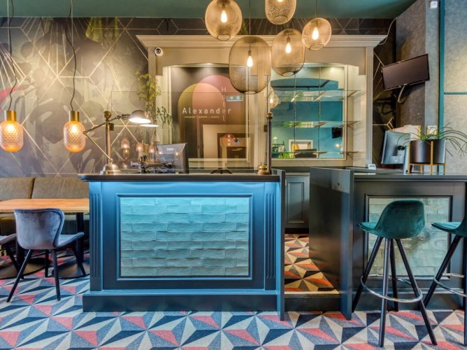 Hotel Alexander - Recepția Hotelului Alexander este caldă și primitoare, cu mobilier simplu și personal amabil, mereu pregătit să ajute oaspeții și să ofere sfaturi despre oraș.