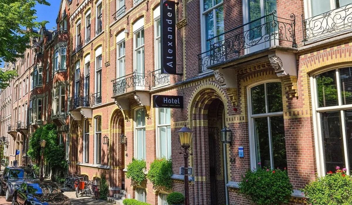 Hotel Alexander - Intrarea Hotelului Alexander este sobră și elegantă, cu o fațadă tipic olandeză și o ușă primitoare ce deschide spre o recepție caldă, cu o atmosferă familială.