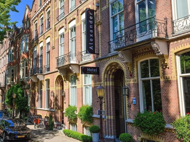 Hotel Alexander - Hotelul Alexander se află pe strada Vondelstraat, într-o zonă liniștită dar centrală, înconjurat de clădiri istorice elegante și la câțiva pași de verdeața Vondelpark și de animatul cartier al muzeelor.