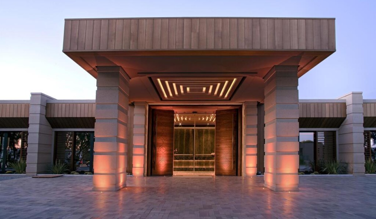 Caresse, a Luxury Collection Resort & Spa, Bodrum - Baie elegantă cu dublu lavoar, finisaje din marmură, duș walk-in spațios, produse cosmetice de lux și prosoape foarte moi.