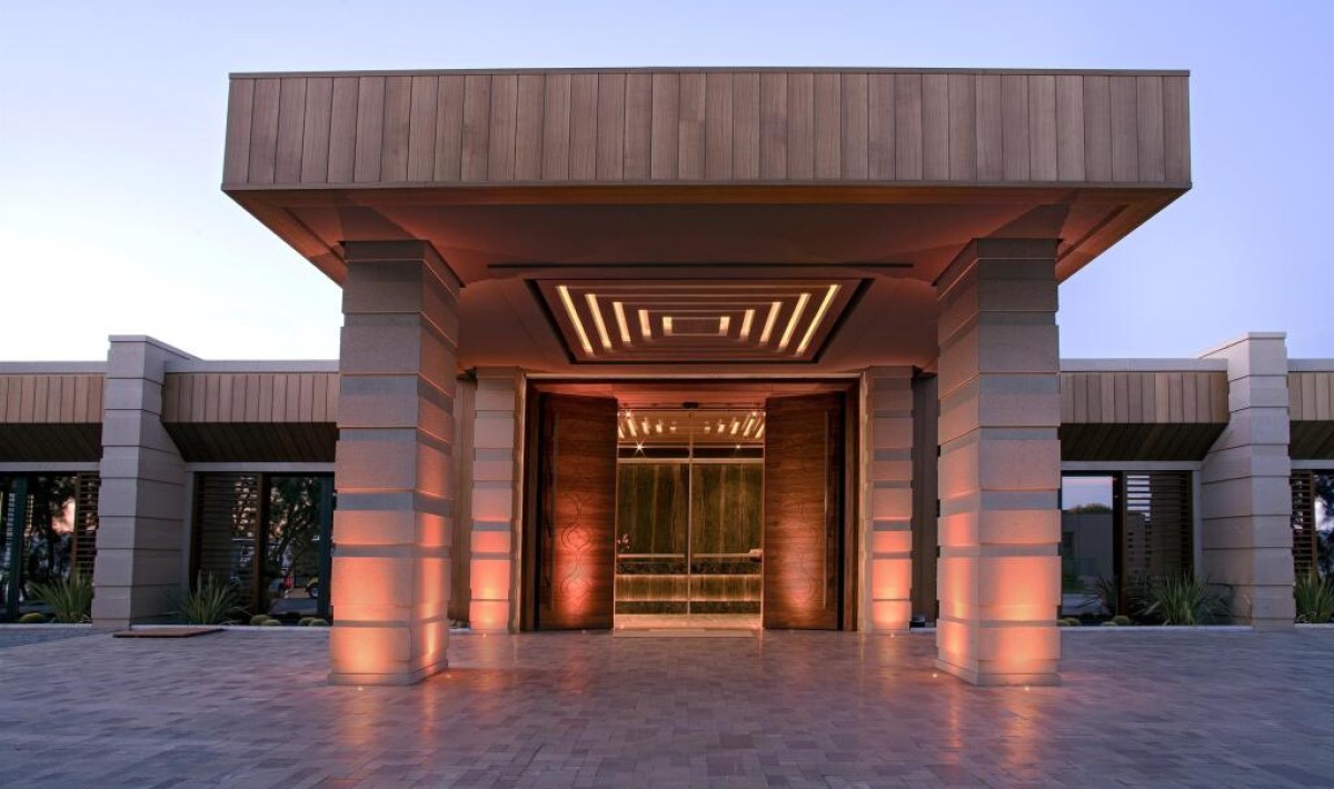 Caresse, a Luxury Collection Resort & Spa, Bodrum - Intrare elegantă cu vitralii luminoase, design rafinat și vedere la Egee. Primire caldă și atmosferă de lux discret.