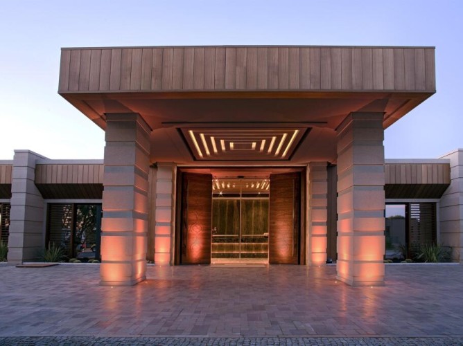 Caresse, a Luxury Collection Resort & Spa, Bodrum - Intrare elegantă cu vitralii luminoase, design rafinat și vedere la Egee. Primire caldă și atmosferă de lux discret.