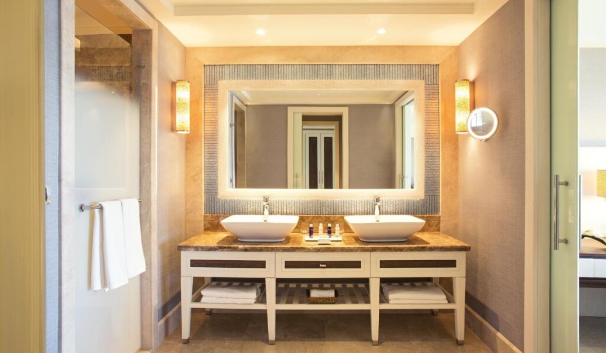 Caresse, a Luxury Collection Resort & Spa, Bodrum - Baie elegantă cu dublu lavoar, finisaje din marmură, duș walk-in spațios, produse cosmetice de lux și prosoape foarte moi.