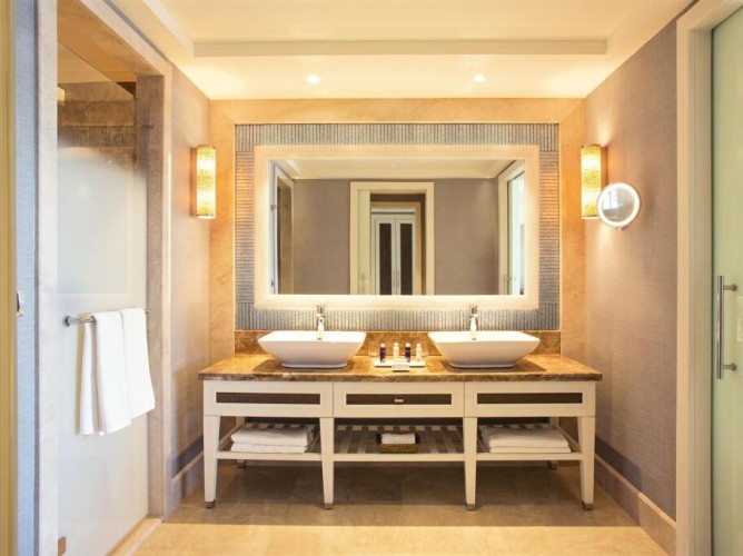 Caresse, a Luxury Collection Resort & Spa, Bodrum - Baie elegantă cu dublu lavoar, finisaje din marmură, duș walk-in spațios, produse cosmetice de lux și prosoape foarte moi.