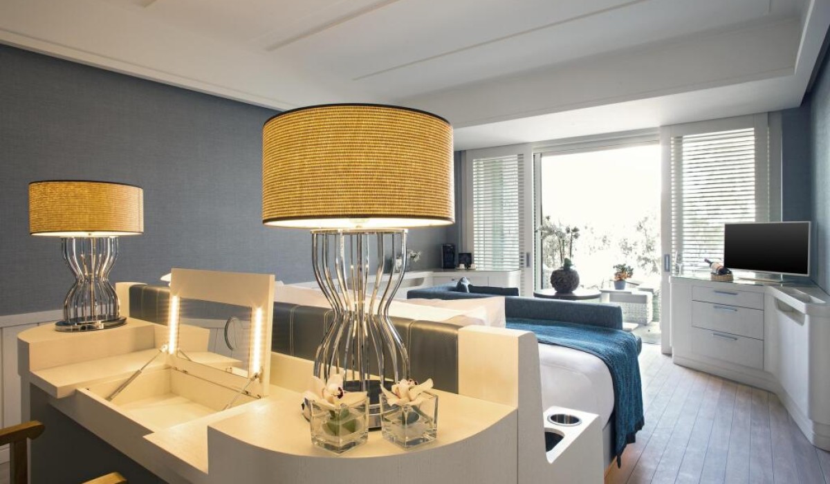 Caresse, a Luxury Collection Resort & Spa, Bodrum - Cameră luminoasă și elegantă cu pat king-size, mobilier modern, zonă de relaxare, terasă privată și detalii rafinate peste tot.