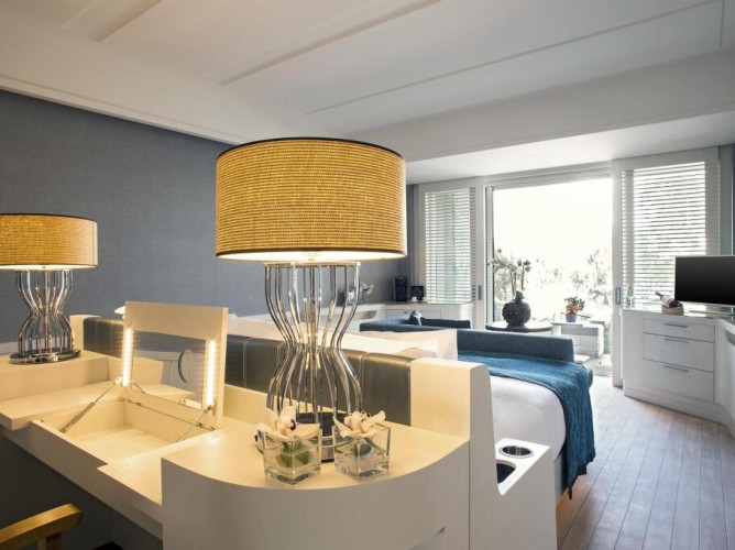 Caresse, a Luxury Collection Resort & Spa, Bodrum - Cameră luminoasă și elegantă cu pat king-size, mobilier modern, zonă de relaxare, terasă privată și detalii rafinate peste tot.