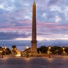 Obeliscul din Place de la Concorde, un vechi monument egiptean din granit roz, se înalță elegant în centrul pieței pariziene, simbol al istoriei și splendorii fără timp.