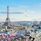 Turnul Eiffel se înalță grațios deasupra acoperișurilor pariziene, dominând panorama orașului. Un contrast perfect între simbolul iconic și clădirile care îi spun povestea.