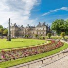 Grădinile Luxemburg, în inima Parisului, încântă cu alei umbrite de copaci, statui elegante și straturi de flori, oferind o oază atemporală de frumusețe și relaxare.