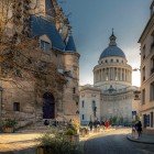 Panteonul din arondismentul 5 al Parisului evidențiază arhitectura pariziană tipică a străduțelor pavate și a clădirilor istorice minunate.