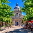 Istorica Universitate Sorbona, inima culturală a Cartierului Latin din Paris, fascinează prin fațadele sale neoclasice elegante și prestigiul academic de secole.