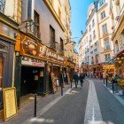 Străduțele pitorești ale Cartierului Latin din Paris, pline de viață și istorie, sunt animate de librării, cafenele tradiționale și clădiri vechi ce emană un farmec atemporal.