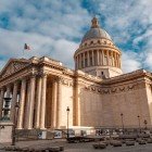 Panteonul, situat în arondismentul 5 din Paris, este un monument neoclasic impunător ce adăpostește mormintele multor figuri istorice franceze importante.