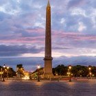 Obeliscul din Place de la Concorde, un vechi monument egiptean din granit roz, se înalță elegant în centrul pieței pariziene, simbol al istoriei și splendorii fără timp.