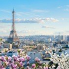 Turnul Eiffel se înalță grațios deasupra acoperișurilor pariziene, dominând panorama orașului. Un contrast perfect între simbolul iconic și clădirile care îi spun povestea.