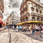 Străduțele pavate ale Cartierului Latin din Paris, pline de viață și istorie, sunt mărginitе de librării, cafenele tradiționale și clădiri vechi ce creează o atmosferă unică.