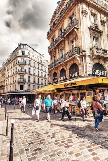 Străduțele pavate ale Cartierului Latin din Paris, pline de viață și istorie, sunt mărginitе de librării, cafenele tradiționale și clădiri vechi ce creează o atmosferă unică.