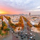De la Arcul de Triumf poți vedea La Défense la orizont, cu zgârie-norii săi și Grande Arche ridicându-se dincolo de Champs-Élysées, în contrast cu Parisul istoric.
