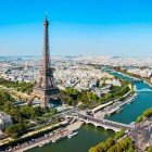 De sus, admira Sena ce traversează Parisul printre poduri istorice și maluri animate, cu Turnul Eiffel ridicându-se la orizont, oferind unul dintre cele mai emblematice și romantice peisaje ale orașului.