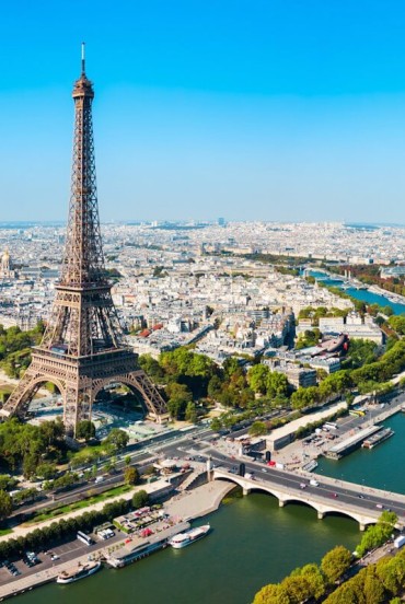 De sus, admira Sena ce traversează Parisul printre poduri istorice și maluri animate, cu Turnul Eiffel ridicându-se la orizont, oferind unul dintre cele mai emblematice și romantice peisaje ale orașului.