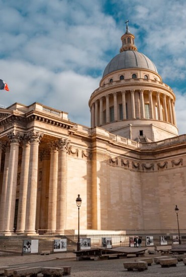 Panteonul, situat în arondismentul 5 din Paris, este un monument neoclasic impunător ce adăpostește mormintele multor figuri istorice franceze importante.
