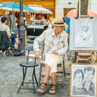 Un caricaturist stradal din Montmartre desenează turiștii cu trăsături rapide și ironice. Printre șevalete și culori, talentul său surprinde sufletul celui mai boem cartier al Parisului.