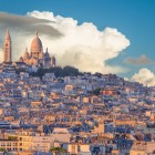 Montmartre, cartierul boem al Parisului, încântă prin străduțe pavate, ateliere de artiști și Bazilica Sacré-Cœur care domină orașul oferind priveliști spectaculoase