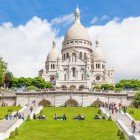 Bazilica Sacré-Cœur domină colina Montmartre cu cupola sa albă impunătoare. Simbol al Parisului, oferă priveliști panoramice splendide asupra orașului romantic.