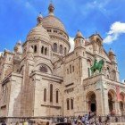 Bazilica Sacré-Cœur domină Parisul din Montmartre cu piatra sa albă de calcar. Cupolele mărețe, arcurile romanice și detaliile bizantine creează o arhitectură iconică și armonioasă.