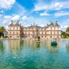 În fața Palatului Luxemburg se află un lac mare cu o fântână centrală spectaculoasă. Apa reflectă fațada elegantă a palatului, înconjurată de lalele și grădini îngrijite.