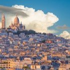 Montmartre, cartierul boem al Parisului, încântă prin străduțe pavate, ateliere de artiști și Bazilica Sacré-Cœur care domină orașul oferind priveliști spectaculoase
