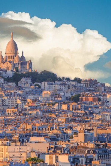 Montmartre, cartierul boem al Parisului, încântă prin străduțe pavate, ateliere de artiști și Bazilica Sacré-Cœur care domină orașul oferind priveliști spectaculoase