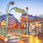Statia Anvers a metroului Pigalle din Paris duce direct la Boulevard Pigalle, la cativa pasi de Montmartre si Bazilica Sacre Coeur.