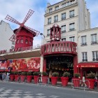 Moulin Rouge, simbol al Parisului din 1889, este celebrul cabaret din Montmartre cunoscut pentru fatada cu moara rosie si spectacolele de can-can si muzica.