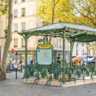 Place des Abbesses, in inima cartierului Montmartre, este o piata animata cu celebra statie de metrou Art Nouveau, cafenele in aer liber, magazine tipice si atmosfera boema pariziana.