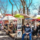 Artisti, opere de arta si pictori la lucru in Place du Tertre, langa Sacre Coeur din Montmartre, Paris.