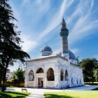 Moscheea Verde din Bursa, construită în 1421, este o bijuterie a artei otomane, faimoasă pentru elegantele sale plăci verzi și turcoaz care împodobesc pereții interiori și fațada.