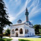 Moscheea Verde din Bursa, construită în 1421, este o bijuterie a artei otomane, faimoasă pentru elegantele sale plăci verzi și turcoaz care împodobesc pereții interiori și fațada.