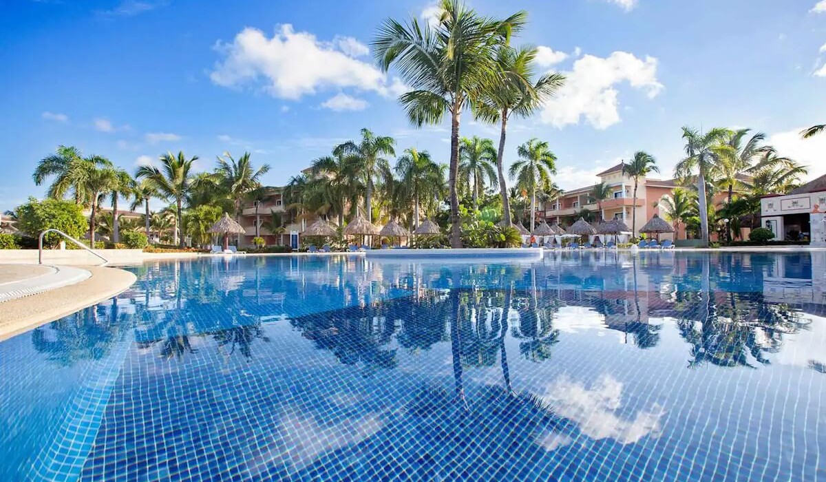 Bahia Principe Grand Punta Cana - All Inclusive - Piscina principală de la Bahia Principe Grand Punta Cana - All Inclusive, largă și înconjurată de palmieri tropicali, oferă zone de relaxare, bar swim-up și spații pentru întreaga familie într-o atmosferă caraibiană.