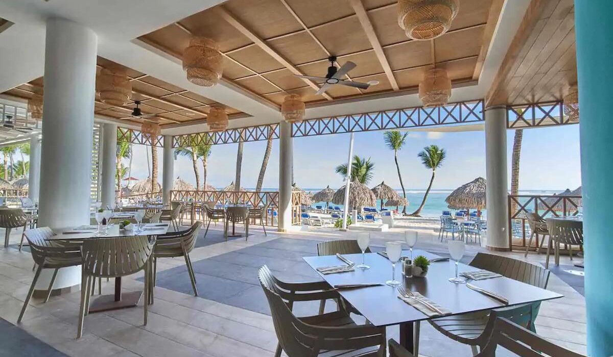 Bahia Principe Grand Punta Cana - All Inclusive - Terasa cu vedere la mare de la Bahia Principe Grand Punta Cana - All Inclusive oferă panorame spectaculoase asupra Caraibilor, ideală pentru a savura o băutură la apus și clipe de relaxare pură.