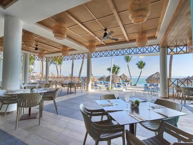 Bahia Principe Grand Punta Cana - All Inclusive - Terasa cu vedere la mare de la Bahia Principe Grand Punta Cana - All Inclusive oferă panorame spectaculoase asupra Caraibilor, ideală pentru a savura o băutură la apus și clipe de relaxare pură.