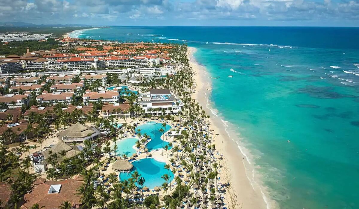Bahia Principe Grand Punta Cana - All Inclusive - Vedere aeriană a Bahia Principe Grand Punta Cana - All Inclusive cu piscine mari înconjurate de verdeață tropicală și superba plajă cu nisip alb ce dă spre Marea Caraibilor.