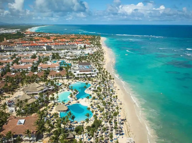 Bahia Principe Grand Punta Cana - All Inclusive - Vedere aeriană a Bahia Principe Grand Punta Cana - All Inclusive cu piscine mari înconjurate de verdeață tropicală și superba plajă cu nisip alb ce dă spre Marea Caraibilor.